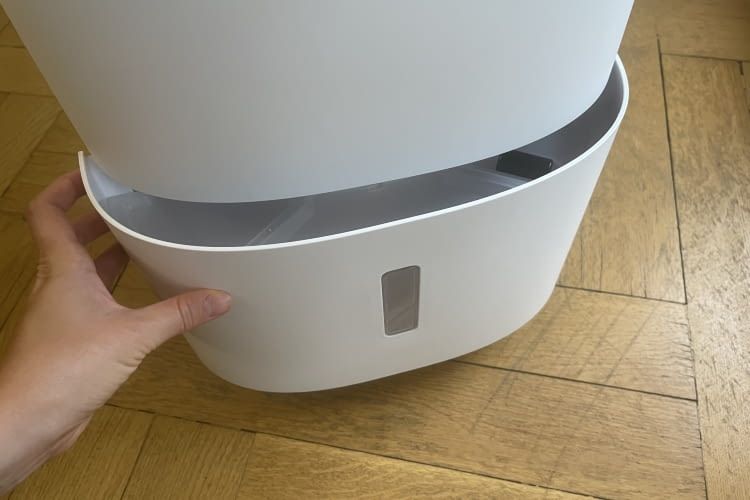 Bei Luftentfeuchtern ohne kontinuierliche Entleerung muss der Wasserbehälter regelmäßig geleert werden Bei Luftentfeuchtern ohne kontinuierliche Entleerung muss der Wasserbehälter regelmäßig geleert werden