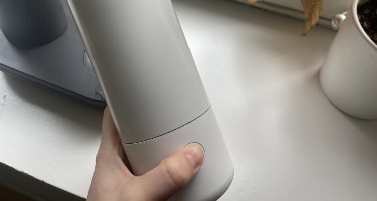 Hier gibt es per Knopfdruck kohlensäurehaltiges Wasser Hier gibt es per Knopfdruck kohlensäurehaltiges Wasser