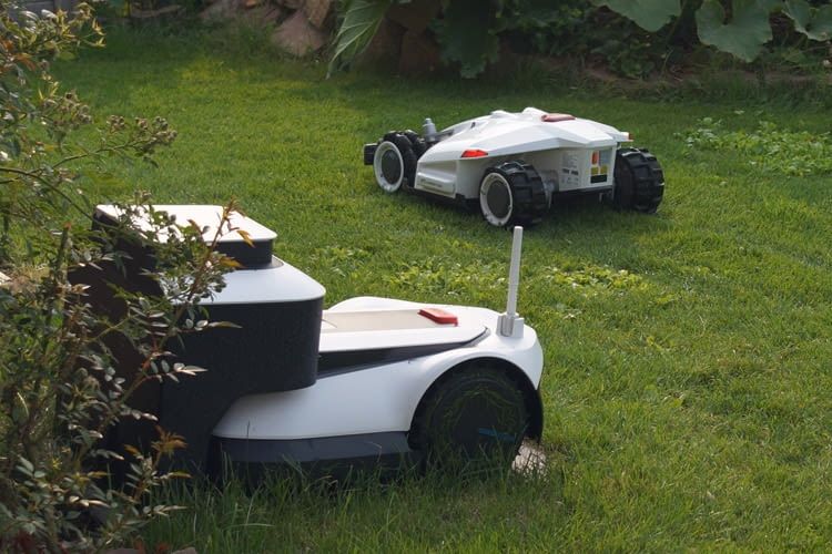 Diese beiden Rasenroboter arbeiten ohne Begrenzungsdraht Diese beiden Rasenroboter arbeiten ohne Begrenzungsdraht