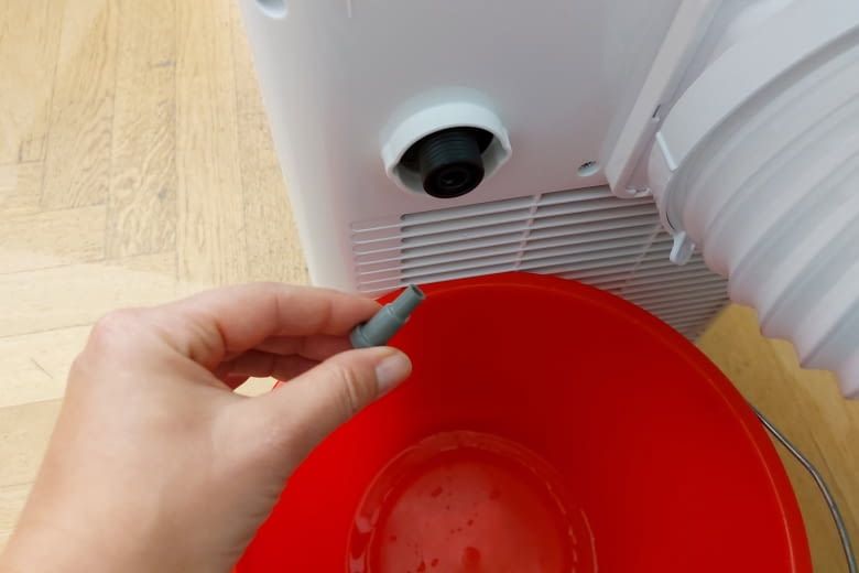 An der Rückseite gibt es meist ein Ventil zum Ablassen des Kondenswassers An der Rückseite gibt es meist ein Ventil zum Ablassen des Kondenswassers