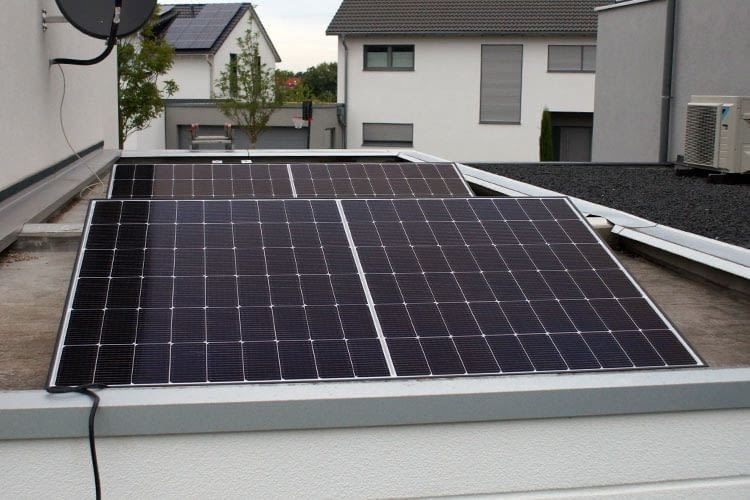 Unser Solakon Balkonkraftwerk besteht aus zwei Solarmodulen Unser Solakon Balkonkraftwerk besteht aus zwei Solarmodulen