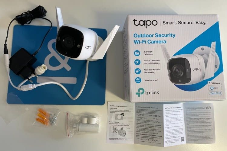 Der gesamte Lieferumfang der Tapo C310 ist sehr überschaubar Der gesamte Lieferumfang der Tapo C310 ist sehr überschaubar