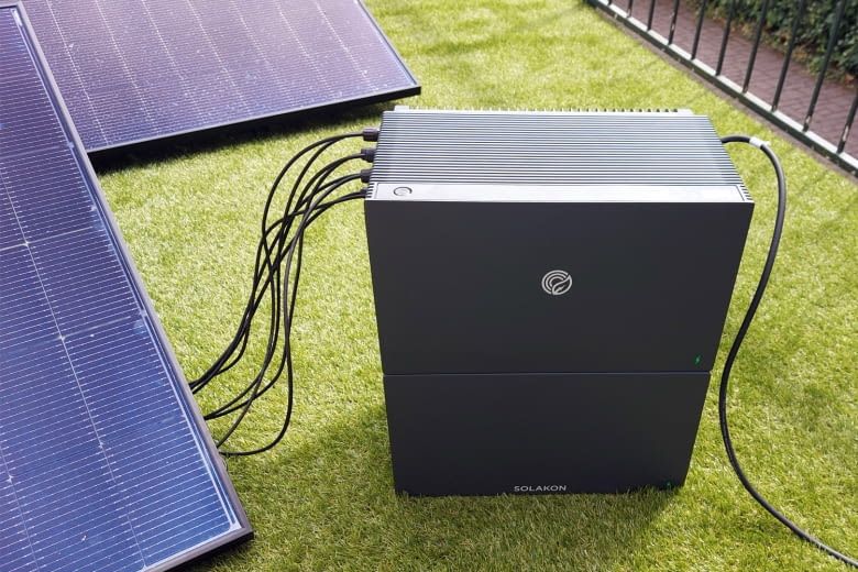 Ein Speicher (wie dieses Solakon Modell) kann Stromüberschüsse aufnehmen Ein Speicher (wie dieses Solakon Modell) kann Stromüberschüsse aufnehmen