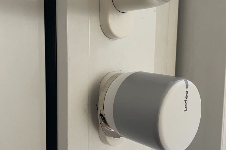 Das tedee Go mit der silbernen Montageplatte Das tedee Go mit der silbernen Montageplatte