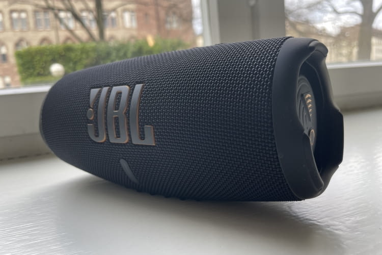 Der JBL Charge 5 Wi-Fi ist ein typischer JBL-Lautsprecher Der JBL Charge 5 Wi-Fi ist ein typischer JBL-Lautsprecher