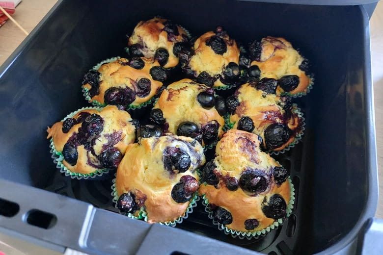 Bei uns passten 9 mittelgroße Muffins in den unteren Garkorb Bei uns passten 9 mittelgroße Muffins in den unteren Garkorb