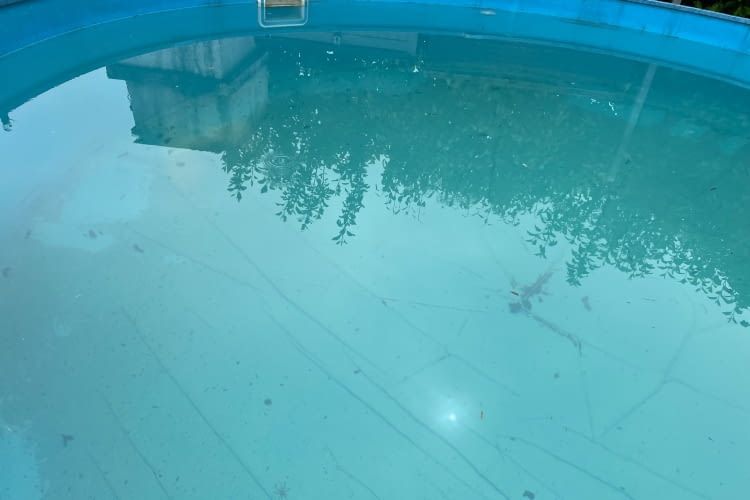 Unser verschmutzter Poolboden direkt nach der Wintersaison Unser verschmutzter Poolboden direkt nach der Wintersaison