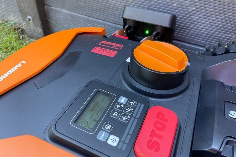Die Worx Oberseite mit Display, Bedienfeld, Stop-Taste und Mähhöenrad Die Worx Oberseite mit Display, Bedienfeld, Stop-Taste und Mähhöenrad