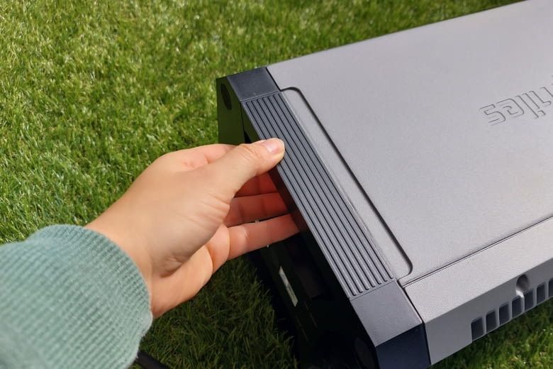 Griffmulden erleichtern bei Bedarf den Transport des Speichers Griffmulden erleichtern bei Bedarf den Transport des Speichers