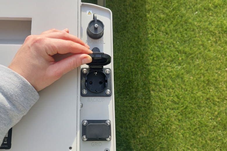 Direkt am Gehäuse befindet sich eine Notstromsteckdose mit bei Bedarf aufklappbarer Schutzabdeckung Direkt am Gehäuse befindet sich eine Notstromsteckdose mit bei Bedarf aufklappbarer Schutzabdeckung