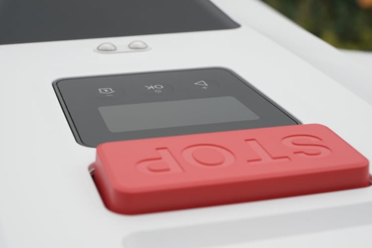 Die wichtigsten Bedienknöpfe, ein Display und der Regensensor befinden sich auf der Oberseite Die wichtigsten Bedienknöpfe, ein Display und der Regensensor befinden sich auf der Oberseite