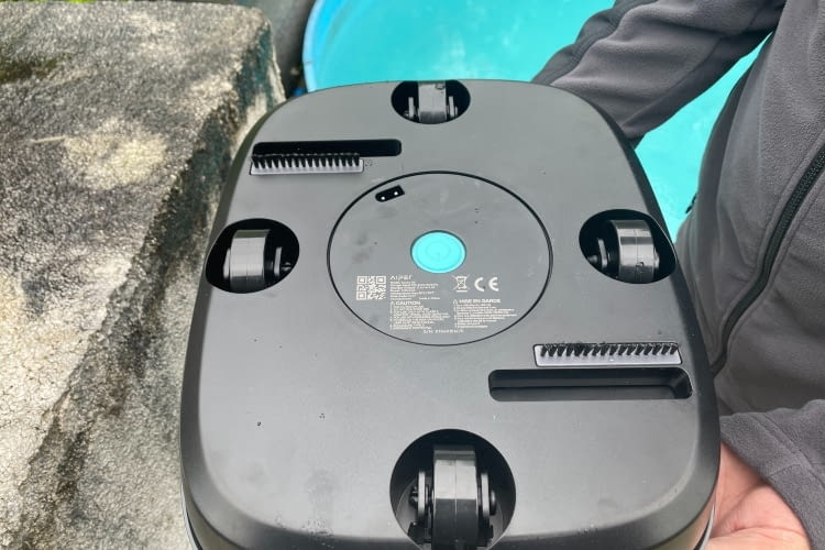 Auf der Unterseite des Scuba SE befinden sich die Reinigungsbürste sowie der Startknopf Auf der Unterseite des Scuba SE befinden sich die Reinigungsbürste sowie der Startknopf