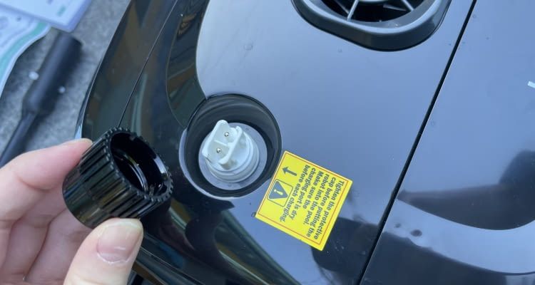 Der Stromanschluss wird mithilfe eines Drehverschlusses vom Wasser abgeschirmt Der Stromanschluss wird mithilfe eines Drehverschlusses vom Wasser abgeschirmt