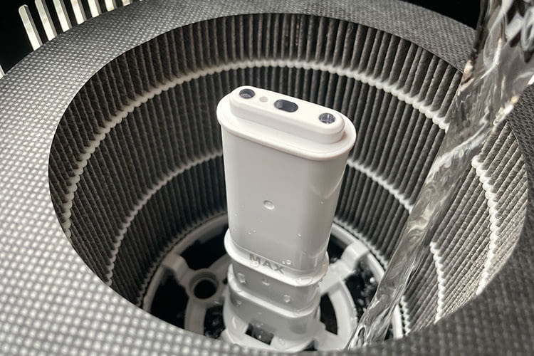 Der HEPA-Filter musste zu Beginn 30 Minuten in Wasser einweichen Der HEPA-Filter musste zu Beginn 30 Minuten in Wasser einweichen