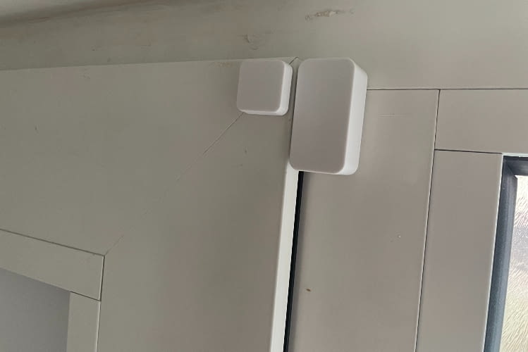 Mit dem Türsensor kann das Schloss unterscheiden ob die Tür offen, angelehnt oder geschlossen ist Mit dem Türsensor kann das Schloss unterscheiden ob die Tür offen, angelehnt oder geschlossen ist
