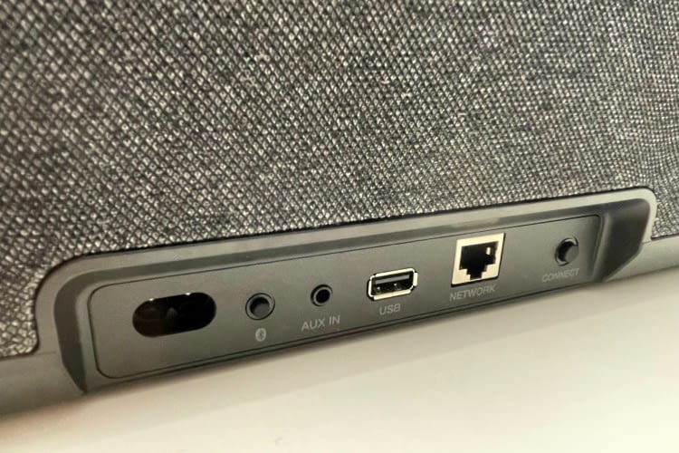Die Denon 350 kann auch ganz klassisch mit einem AUX-Kabel betrieben werden Die Denon 350 kann auch ganz klassisch mit einem AUX-Kabel betrieben werden