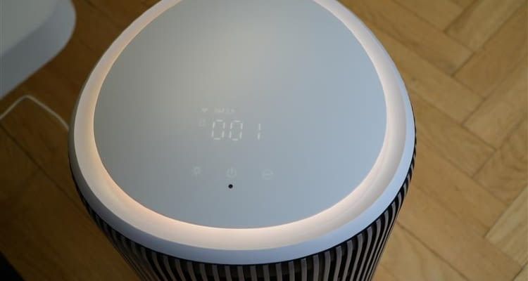 Das Display ist unter der weißen Abdeckung verborgen und funktioniert über Touch Das Display ist unter der weißen Abdeckung verborgen und funktioniert über Touch