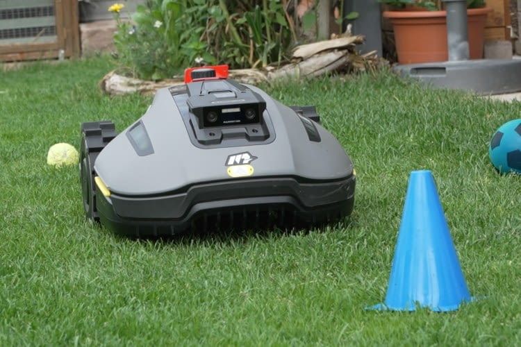 Zwei Kameras und RTK-GPS sorgen für Orientierung im Garten Zwei Kameras und RTK-GPS sorgen für Orientierung im Garten
