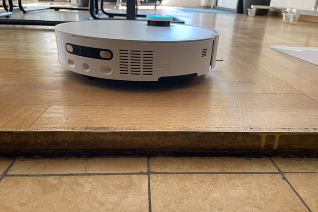 Welche Saugroboter schaffen jede Türschwelle? Der große Test