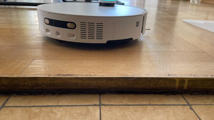 Welche Saugroboter schaffen jede Türschwelle? Der große Test