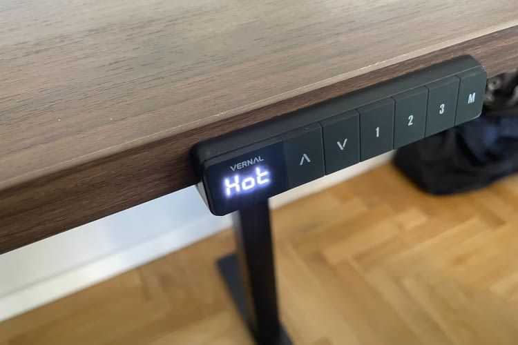 wird der Schreibtisch zu oft hoch- und heruntergefahren, können die Motoren zu heiß werden wird der Schreibtisch zu oft hoch- und heruntergefahren, können die Motoren zu heiß werden