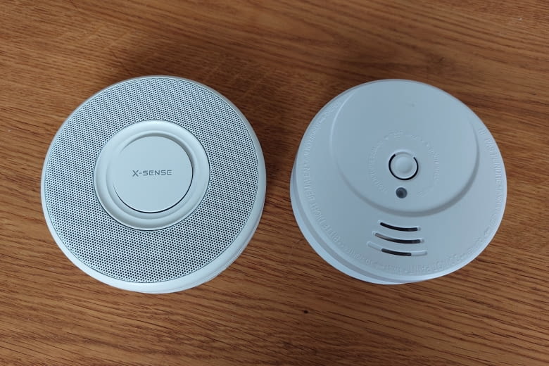 Größentechnisch enspricht das smarte Modell (l.) einem klassischen Melder Größentechnisch enspricht das smarte Modell (l.) einem klassischen Melder