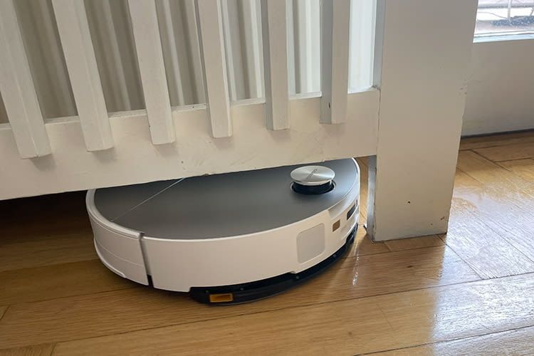 Roborock Saros 10 hat einen einfahrbaren Sensorturm und ist ebenso flach wie Saros 10R Roborock Saros 10 hat einen einfahrbaren Sensorturm und ist ebenso flach wie Saros 10R