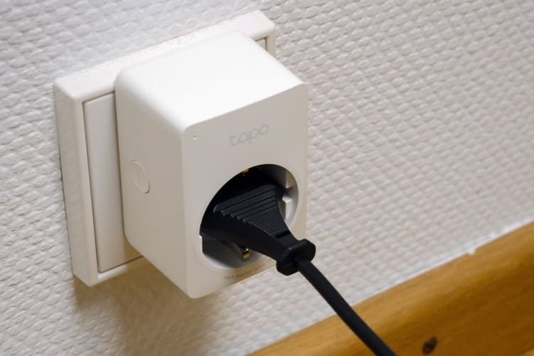 Im Test haben wir eine Stehlampe mit der smarten Steckdose verbunden Im Test haben wir eine Stehlampe mit der smarten Steckdose verbunden