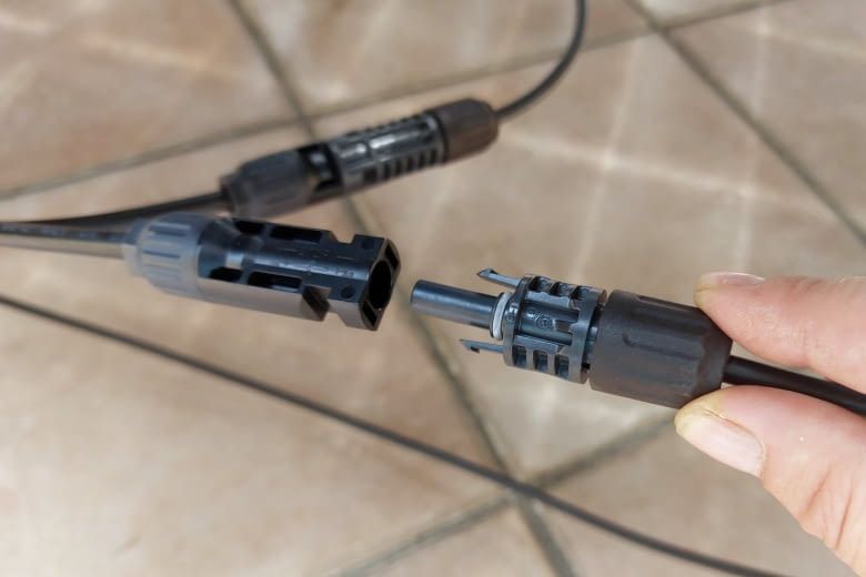 Üblicherweise erfolgt der Solarmodulanschluss über solche MC4-Stecker Üblicherweise erfolgt der Solarmodulanschluss über solche MC4-Stecker