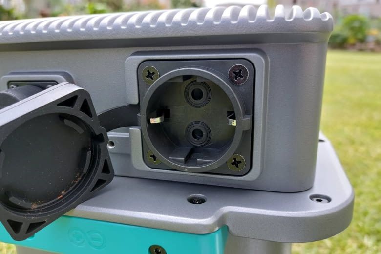 Die Notstromsteckdose verbirgt sich hinter einer Gummikappe am Gehäuse Die Notstromsteckdose verbirgt sich hinter einer Gummikappe am Gehäuse