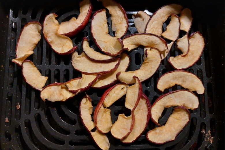 Für diese Menge Apfelchips brauchte die Heißluftfritteuse 6 Stunden Für diese Menge Apfelchips brauchte die Heißluftfritteuse 6 Stunden