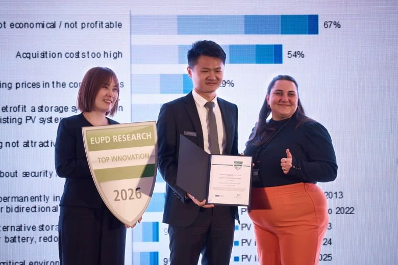 Hier ist die Übergabe der Auszeichnung während der Presseveranstaltung zu sehen Hier ist die Übergabe der Auszeichnung während der Presseveranstaltung zu sehen