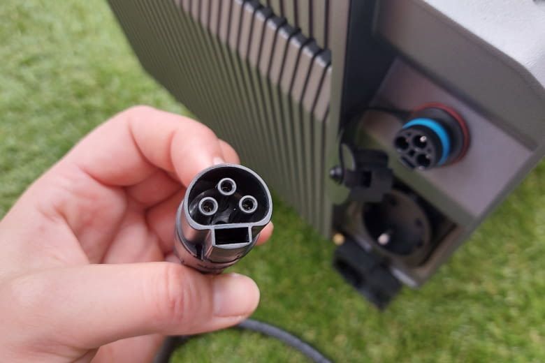 Dieser Stecker wird direkt am Speichergehäuse montiert Dieser Stecker wird direkt am Speichergehäuse montiert