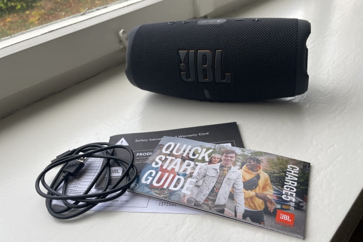 Dem JBL Charge 5 Wi-Fi liegt ein Ladekabel bei Dem JBL Charge 5 Wi-Fi liegt ein Ladekabel bei