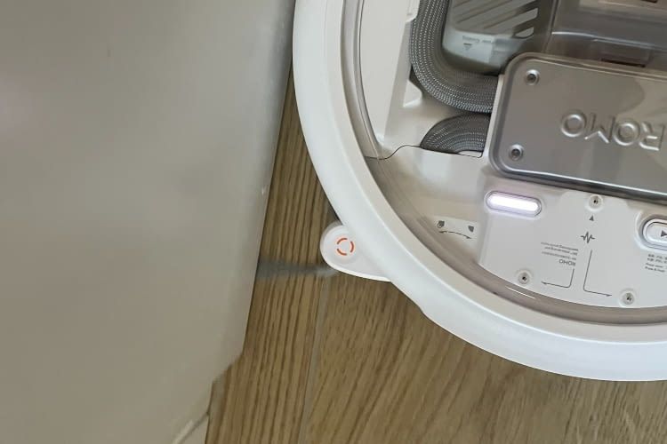 Mit dem ausfahrbaren Arm kommt der Saugroboter perfekt an die Kante und in jede Ecke Mit dem ausfahrbaren Arm kommt der Saugroboter perfekt an die Kante und in jede Ecke
