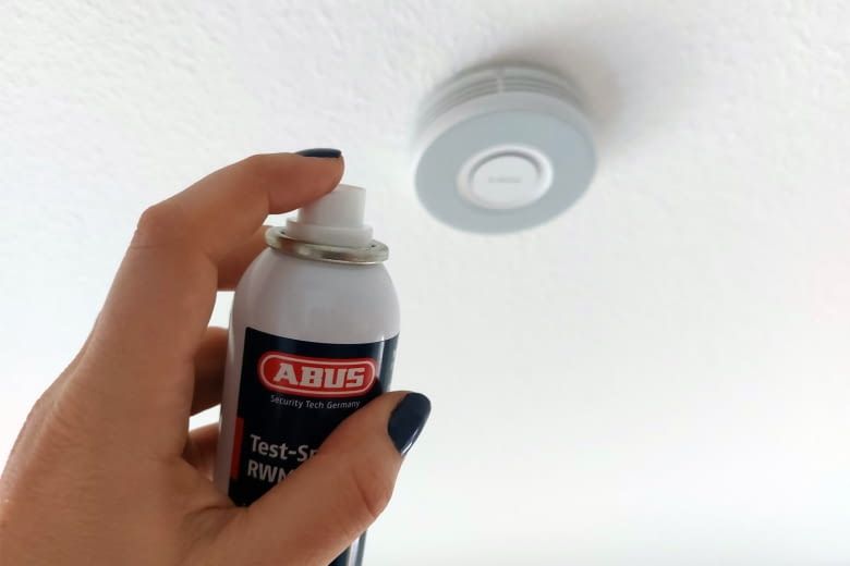 Dieses Test-Spray nutzen wir, um einen Brand zu simulieren Dieses Test-Spray nutzen wir, um einen Brand zu simulieren