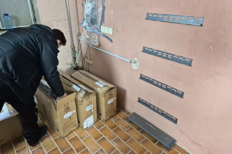 Die einzelnen Akkus des X1 werden mit Schienen an der Wand befestigt Die einzelnen Akkus des X1 werden mit Schienen an der Wand befestigt