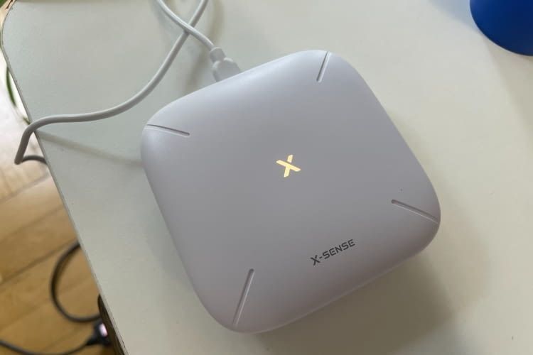 Aus einem grünen blinken, wird ein blaues leuchten sobald die Basisstation eingerichtet ist Aus einem grünen blinken, wird ein blaues leuchten sobald die Basisstation eingerichtet ist