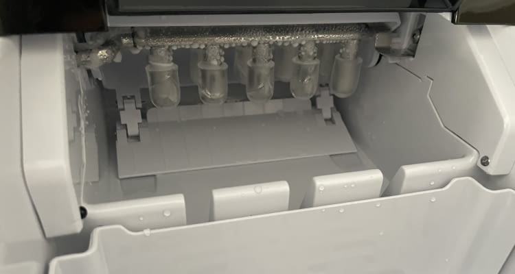 So sieht das Innere der Klamer Eiswürfelmaschine in Aktion aus So sieht das Innere der Klamer Eiswürfelmaschine in Aktion aus
