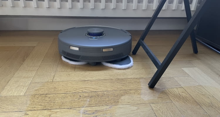 Die Mopps rotieren mit hohem Druck und gelangen in tiefe Ecken Die Mopps rotieren mit hohem Druck und gelangen in tiefe Ecken