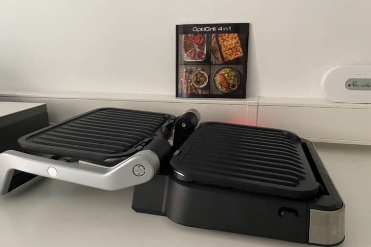 Der OptiGrill kann aufgeklappt und als Tischgrill genutzt werden Der OptiGrill kann aufgeklappt und als Tischgrill genutzt werden
