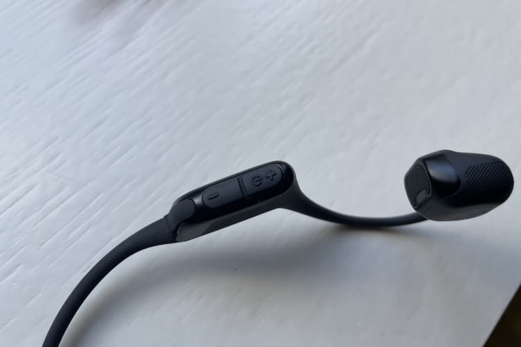 Hinten rechts befinden sich die Volume-Buttons bzw. der Ein/Aus-Knopf Hinten rechts befinden sich die Volume-Buttons bzw. der Ein/Aus-Knopf