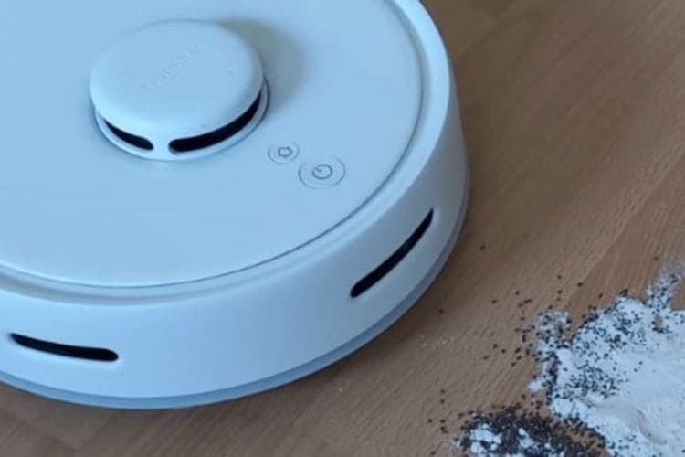 In unserem Test entfernte der SwitchBot K10+ auch gröbere Unreinheiten. In unserem Test entfernte der SwitchBot K10+ auch gröbere Unreinheiten.