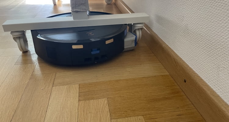 Der ECOVACS DEEBOT X9 PRO OMNI kann präzise einschätzen, unter welchen Hindernissen er hindurch passt Der ECOVACS DEEBOT X9 PRO OMNI kann präzise einschätzen, unter welchen Hindernissen er hindurch passt