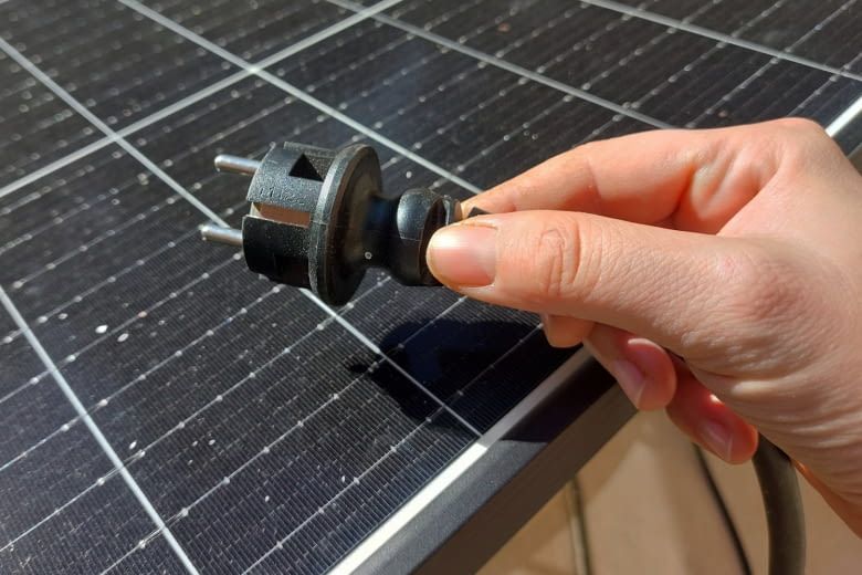 Mit einem solchen Stecker wird der Speicher ans Hausnetz angeschlossen Mit einem solchen Stecker wird der Speicher ans Hausnetz angeschlossen