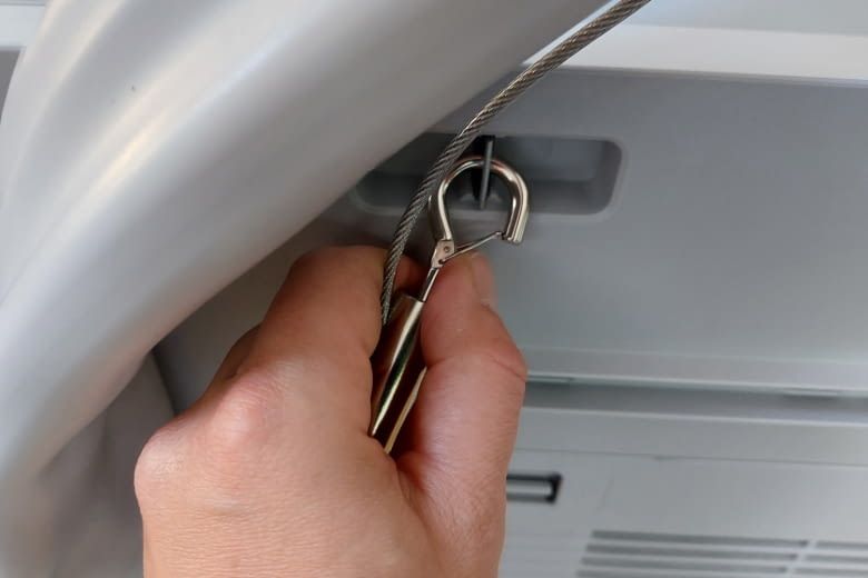 Dieses praktische Metallseil konnten wir mit wenigen Handgriffen montieren Dieses praktische Metallseil konnten wir mit wenigen Handgriffen montieren