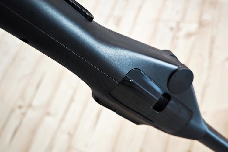 Dank des Knickrohres lässt sich auch im stehen bequem unter der Couch saugen Dank des Knickrohres lässt sich auch im stehen bequem unter der Couch saugen