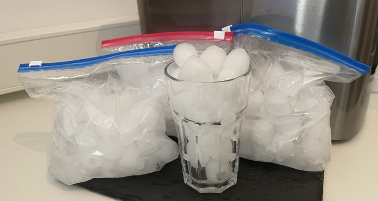So viele Eiswürfel der Größe L entstehen aus 2,1 Litern Wasser So viele Eiswürfel der Größe L entstehen aus 2,1 Litern Wasser