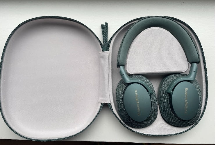 Die Tragetasche ist ein gelungenes Extra der Over-Ear Kopfhörer Die Tragetasche ist ein gelungenes Extra der Over-Ear Kopfhörer