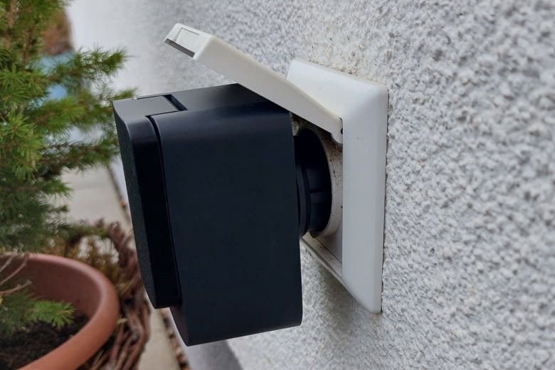 Bei dieser Wandsteckdose ließ sich P410M wegen der Abdeckung nicht richtig einstecken Bei dieser Wandsteckdose ließ sich P410M wegen der Abdeckung nicht richtig einstecken